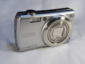 送料込み！ FUJIFILM FinePix F100fd [シルバー]