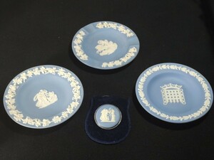 ウェッジウッド 小皿、灰皿、銀の枠ブローチのセット出品です。 Wedgwood 飾り皿 WEDGWOOD アンティーク　イギリス製　刻印あります。