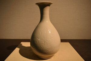 【GE】E541【コレクター所蔵品】時代 白磁刻花花瓶 /中国古玩 中国美術 骨董品 時代品 美術品 古美術品