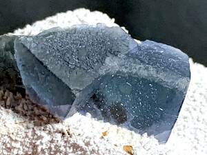 【新出】内蒙古産六面体藍色蛍石・1・49g程度（中国産鉱物標本）