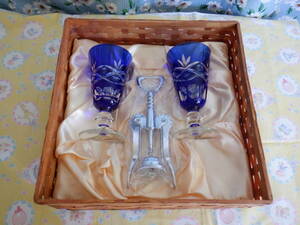 Ｂ８　『切子　ワイングラス（青色）２個セット　ワインオープナー付き』～網代箱付き