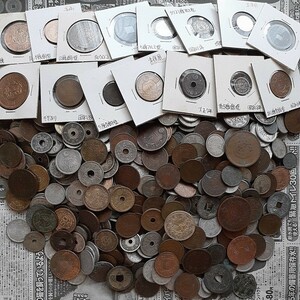 日本のコインまとめて2kg以上 古銭大量雑銭 銀貨 青銅貨 アルミ貨 黄銅貨 錫貨 穴銭 明治 大正 昭和 ホルダー入り コンパクト発送