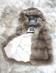 フォクシー FOXEY 銀座本店 20周年記念限定品の ロシアンセーブル毛皮で創られた フード付き ジレ ベスト ジャケット コート です。”11272