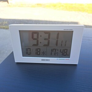 置き時計 目覚まし時計 電波 デジタル カレンダー 快適度 温度湿度表示 01:白パール 本体サイズ:8.5×14.8×5.3cm BC402W