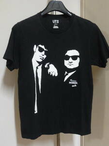 格安廃版レアモデル・UT(ユニクロ)・黒系地・BLUES BROTHERS(ブルースブラザーズ)モノクロ風プリント入り・半袖デザインTシャツ M