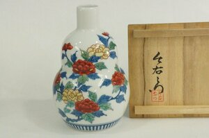 T　有田焼　鍋島焼　人間国宝十三代今右衛門窯　錦牡丹絵　瓢瓶　花瓶　　色鍋島　伝統の色絵磁器　共箱　美品状態良好　4013