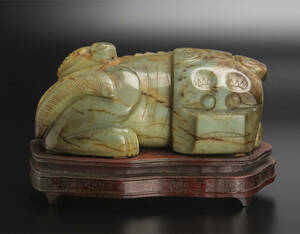 清 青玉雕卧狮摆件 共台 中国 古美術