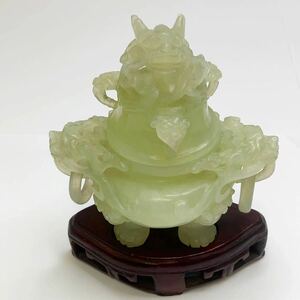 中国美術 中国古玩 細密細工 玉製 翡翠 彫刻 三足香炉 置物 唐木台付き JAYB2359B