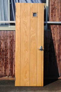 井9　昭和レトロ　美木目　のぞき窓付　木製開き戸　扉　1760x608x33ミリ