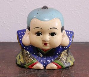 古いちょっとかわった化粧をしたかわいい陶器製の福助人形n973