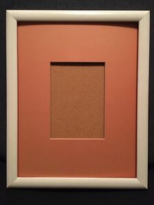 【お買得品】木製 フォトフレーム｜フレーム：白｜台紙：ピンク｜壁掛け式・紐つき｜写真サイズ：100x140mm｜サイズ：260x320x20mm