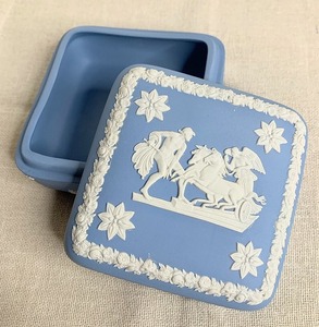 美品！Wedgwood ウェッジウッド ジャスパー スクエア 四角型 小物入れ ペールブルー 箱付き 直径 約10cm