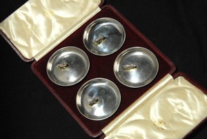 アンティーク　１９０６年　純銀製、箱付き　動物のある小さなトレイ４枚セット（E-31）【中古】【郵パック　送料無料】