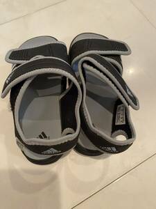 中古　adidas 子どもサンダル