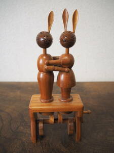 木彫り うさぎのからくり人形 うさぎのカップル 木工 民芸品 昭和レトロ オブジェ 置物 