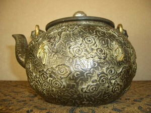 鉄製茶壺・鉄瓶（１３６）