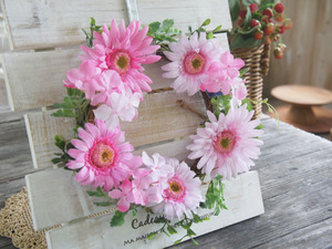 B 薄ピンク ガーベラ リース お花 造花 おしゃれ かわいい プレゼント お祝い ピンク 花冠 アーティシャルフラワー fbc8015