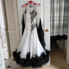 裾ダチョウ羽白黒ドレス