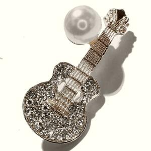 ラインストーン　銀色　アコースティックギター　ピンブローチ　バッジ　アコギ　フォークギター　人工真珠　ラペルピン　ピンバッジ
