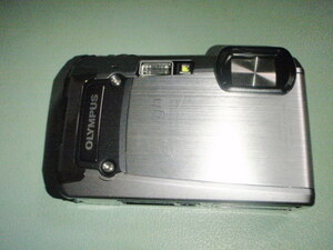 O001-TG820-2　デジタルカメラ　OLYMPUS Tough（タフ）TG-820　(シルバー色)
