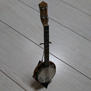 ■『４弦バンジョー(Banjo)のミニチュア』１棹。衝立付。■Handmade楽器置物。■意外やRootsはAfricaの様です。