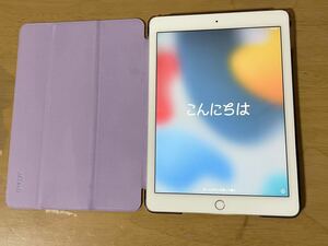 シルバー iPad 本体 第2世代 iPad Air2 32GB タブレット カバー Apple アイパッド au 三つ折スタンド