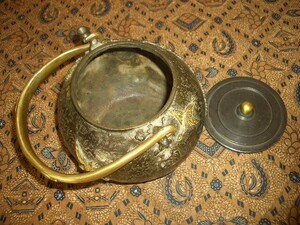 鉄製茶壺・鉄瓶（１０３）