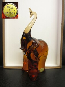 《雑貨》 北欧置物「ガラス製 琥珀色の象 ペーパーウエイト スウェーデン製」 高さ：約14.5cm 彫刻・ガラスフィギュア インテリア