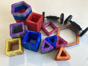 送料無料 中古 MAGFORMERS マグフォーマー 90ピース以上 ケース付き マグネットブロック 知育玩具 磁石 ブロック 立体パズル
