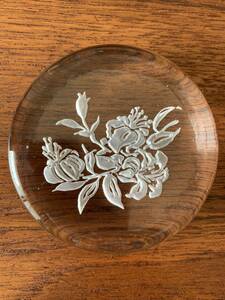 ガラス　ペーパーウエイト　　花柄　フラワー　胡蝶蘭　直径8センチ　パリのお土産