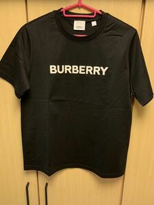 正規 新品 23SS BURBERRY LONDON ENGLAND バーバリー by Riccardo Tisci MARGOT LOGO ロゴ パッチ Tシャツ 黒 S CNSOUFOU1QUA 8055251