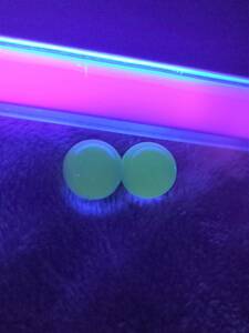 希少 昭和レトロ ウランガラス ビー玉 2個セット 中玉 約1.48mm 気泡 シワ ヘソ ビードロ 個体差あり 装飾 インテリア 光る 発光 おもちゃ 