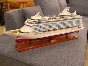 【TI山室家具】◆木製モデルFREEDOM OF THE SEAS!クルーズ船の木製模型!全長約82㎝×幅16㎝×高さ33㎝!如何でしょうか?（新品展示品）