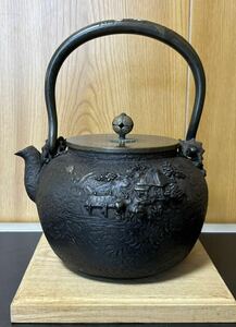亀文堂造　日本亀文　身在印　楼閣山水鉄瓶　堤手梅銀象嵌　銅蓋　底在銘　煎茶道具　