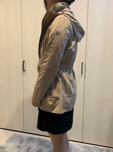 Moncler 女性用ナイロンパーカー　ベージュ　サイズ1