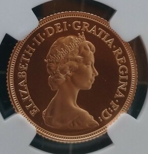 英国　ソブリン金貨　ヤングエリザベス　１９８０年　ＰＦ６８ＵＣ（ＮＧＣ）　付属品揃え