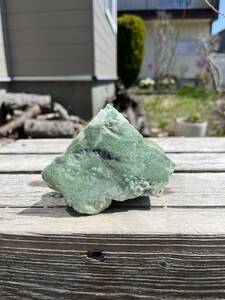 激レア　北海道　日高翡翠　クロム透輝石　超希少　国産鉱物　952g　高品質！鮮やかな緑の宝石質の塊！小型ですが価値ありの逸品！