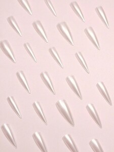 ネイル チップ 24個のロングエレガントな白いサテン蛍光パールミラー効果のあるネイル（1個のジェリーグルーと1個のネイルファイルセ