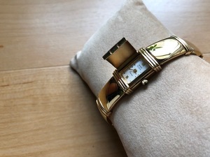 レア 良好程度 ブレスレット型デザイン時計 ANNE KLEIN アンクライン SWISS ゴールド×ホワイト クオーツ レディース 腕時計