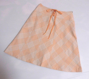 お得♪ 即決有　KUMIKYOKU SiS　組曲　オンワード樫山　ベージュ　オレンジ×白のチェック　スカート　２　日本製　〒370