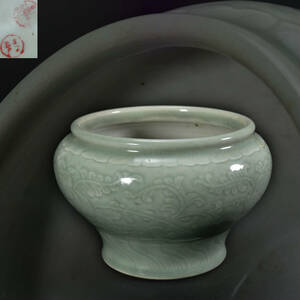 br10600 中国古玩 時代物 青磁陰刻花卉文花瓶 陶磁器 置物 花器 唐物 幅約20cm 高13.3cm
