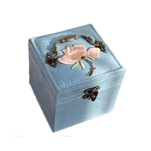 アクセサリーボックス モクレン 刺繍 ミラー付き 弓形打掛 取り外し可能な仕切り3段 大容量 (ブルー)