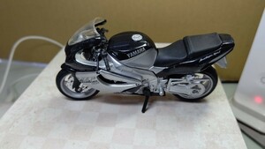 スケール 1/18 YAMAHA Thunderace 1000 DELTRBOX EXUP ！ 世界の名バイクコレクション！ Maist