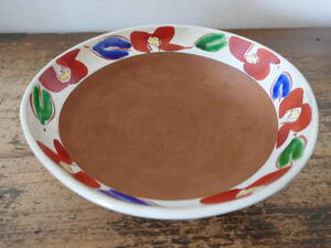5364◎椿文　菓子鉢　中鉢　赤土　焼き締め　歪み鉢　ニュウあり　貫入に色付きあり　銘あり（不明）つばき　かわいい