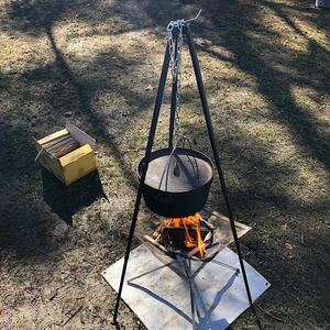 大型トライポッド 黒 焚き火三脚 キャンプ 頑丈 最大耐重量20kg 収納付 ダッジオーブン 調理器具 軽量 簡単組み立て