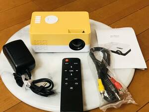 ★美品★LEDミニプロジェクター イエロー モバイルプロジェクター ホームシアター AV USB★