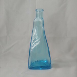 古いガラス瓶 青色ガラス ねじれ三角瓶 一輪挿し 小瓶 アンティーク