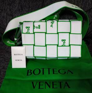 ■新品!【稀少なミディアムサイズ◎】BOTTEGA VENETAボッテガヴェネタ／ショルダーバッグ・クロスボディバッグ『CASSETTE/カセット』白×緑