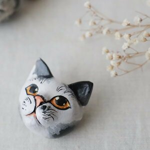 １０００円からスタート ウッドブローチ 木彫り　まんまる瞳の猫ブローチ 白黒猫 ねこ ネコ X38D