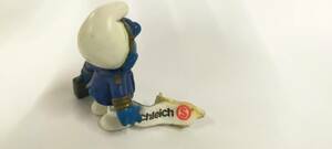 シュライヒ社　　schleich 　SMURFS/スマーフ・PVCフィギュア　　飛行機　　パイロット　制服